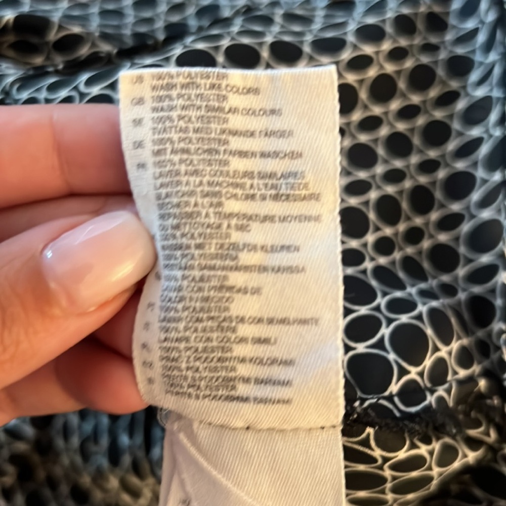 H&M button up designed blouse - Picture 3 of 4